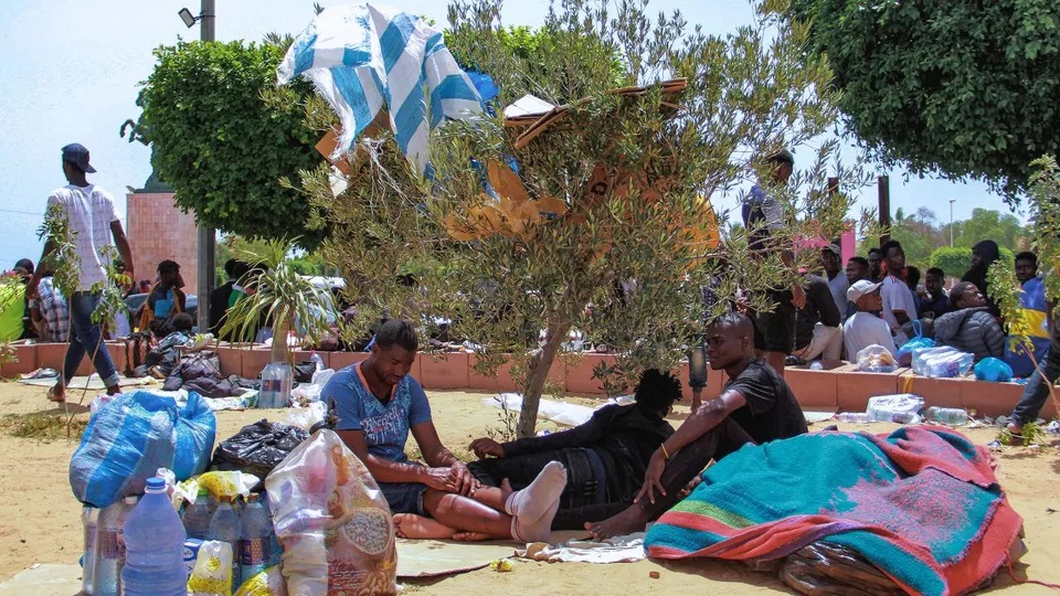 الهلال الأحمر يتدخل.. ومنظمات وطنية تدعو إلى تقديم المُساعدة:   عشرات المهاجرين "عالقون" على الحدود الليبية